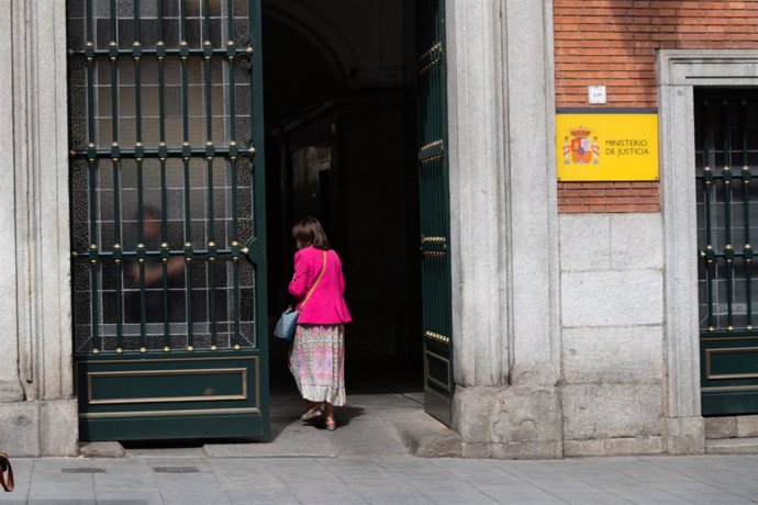 Vaias personas entran al Ministerio de Justicia, a 8 de mayo de 2023, en Madrid (España). 
