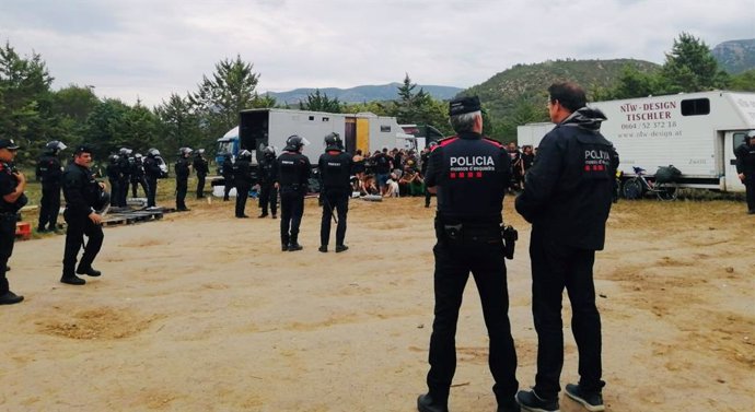 Los Mossos d'Esquadra desalojan una fiesta ilegal en Ivars de la Noguera (Lleida)