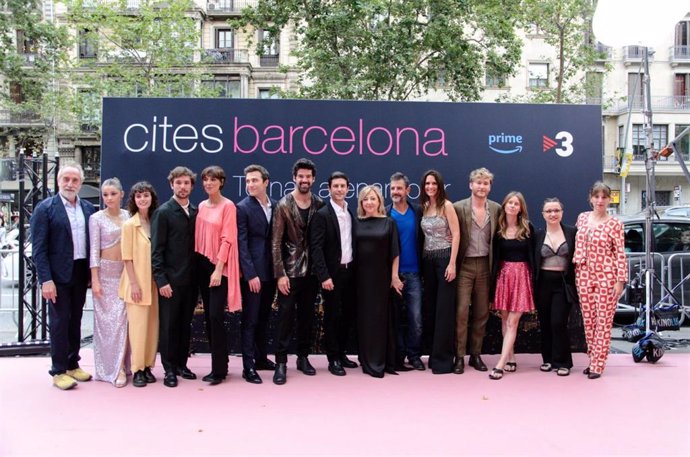 El elenco principal de la tercera temporada de 'Cites', 'Cites Barcelona', posa en el preestreno de la serie en el Teatre Coliseum de Barcelona
