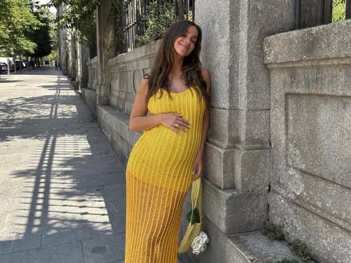 MARÍA POMBO LUCE UN VESTIDO DE PUNTO IDEAL PARA ESTE VERANO