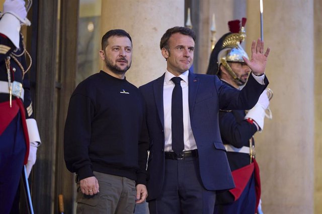 El presidente francés, Emmanuel Macron, con su homólogo ucraniano, Volodimir Zelenski