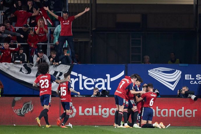 Varios futbolistas del CA Osasuna celebran un gol.
