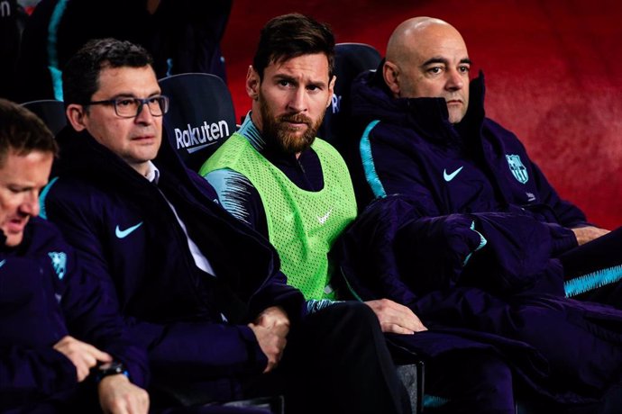 Archivo - Leo Messi, en el banquillo durante su etapa en el FC Barcelona.