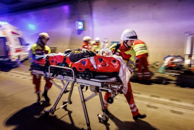 Archivo - October 18, 2022, Sankt Jakob im Rosental, Austria: Austrian doctors cart an accident casualty away from the accident site at a staged traffic accident during an International rescue exercise Karawanken 2022 in the single-tube cross-border tunne