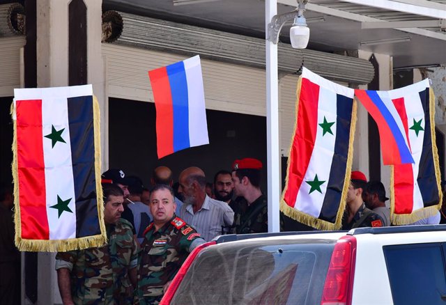 Archivo - (210901) -- DARAA (SYRIA), Sept. 1, 2021 (Xinhua) -- Flags of Syria and Russia are seen in Daraa al-Balad area, Daraa province, southern Syria, on Sept. 1, 2021. A new deal to defuse the tension in Daraa province went into force on Wednesday, st