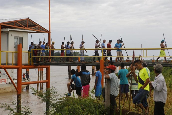 Archivo - Imagen de archivo de un grupo de indígenas en una zona de descarga de petróleo