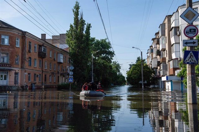 Inundaciones en la ciudad de Jersón, en el sur de Ucrania, tras la destrucción de la presa de Kajovka