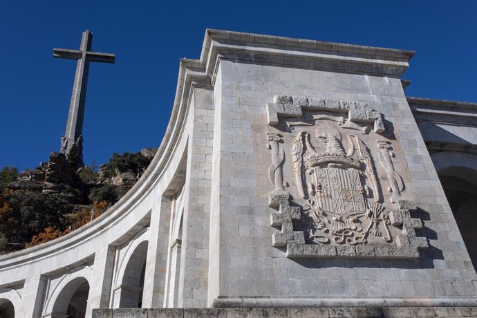 Archivo - El escudo de los Reyes Católicos esculpido en el complejo monumental del Valle de los Caídos, a 17 de noviembre de 2021, en San Lorenzo de El Escorial, Madrid (España). 
