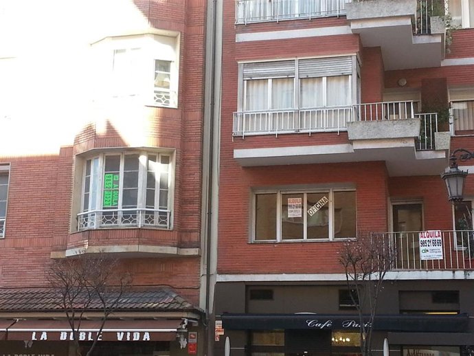 Archivo - Bloque de viviendas en alquiler.