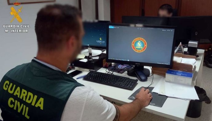 Un agente del Equipo @ de la Guardia Civil.