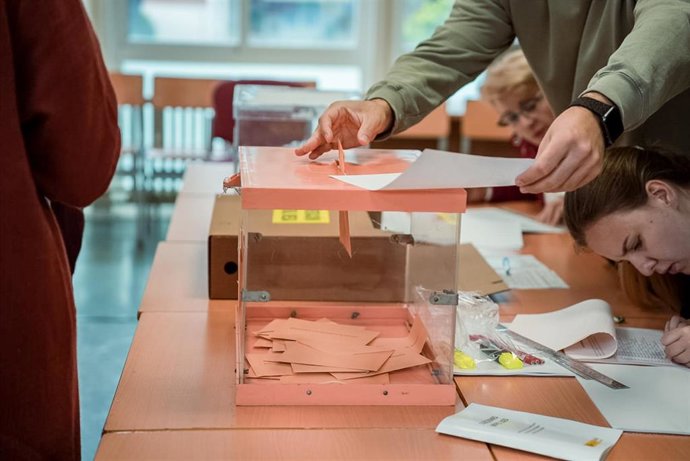 Una persona vota en un colegio electoral, a 28 de mayo de 2023, en Madrid (España).  Hoy, 28M, se celebran en España elecciones municipales en un total de 8.131 ayuntamientos, elecciones autonómicas en 12 comunidades autónomas y en las ciudades autónoma