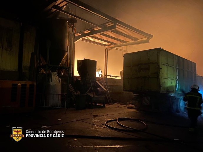 Bomberos controla tras nueve horas un incendio en tres naves de una empresa de limpieza en Algeciras (Cádiz)