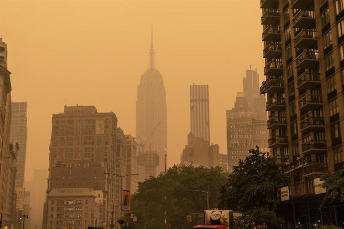 Imagen de archivo de la columna de humo que ha teñido de naranja el cielo de Nueva York raíz de los incendios en Canadá. 