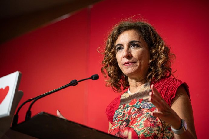 La vicesecretaria general del PSOE y vicepresidenta del Gobierno, María Jesús Montero, interviene durante un encuentro con mayores (Huelva) en el Centro Social Gota de Leche, a 19 de mayo de 2023 en Huelva (Andalucía, España). La vicesecretaria general 