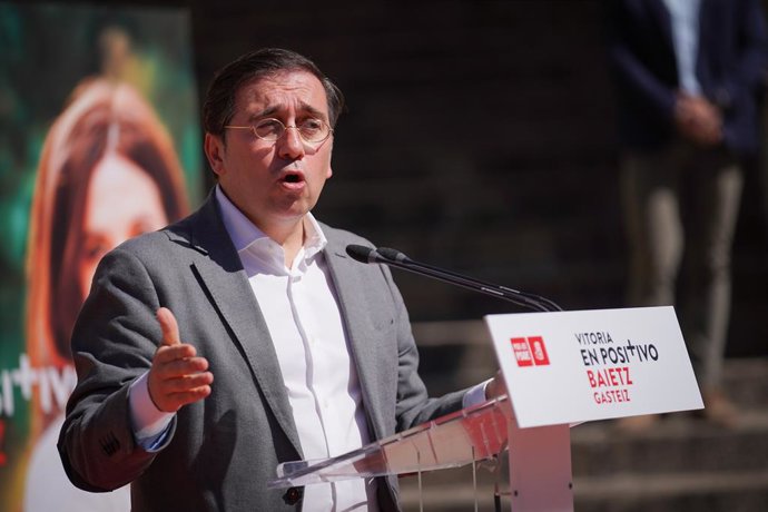 Archivo - El ministro de Asuntos Exteriores, Unión Europea y Cooperación, José Manuel Albares interviene durante un acto de apoyo a las candidatas del PSE-EE en la Plaza del Machete, a 2 de mayo de 2023, en Vitoria, Álava, País Vasco (España). Este acto