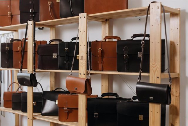 Consumo centra una de sus campañas en la inspección de artículos de marroquinería y bolsos y maletas de viaje.