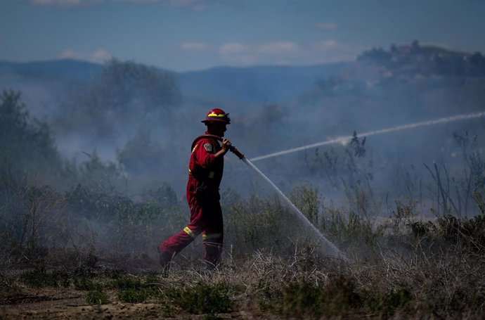 Un bombero participa en la extinción de un incendio en Kamloops, Canadá