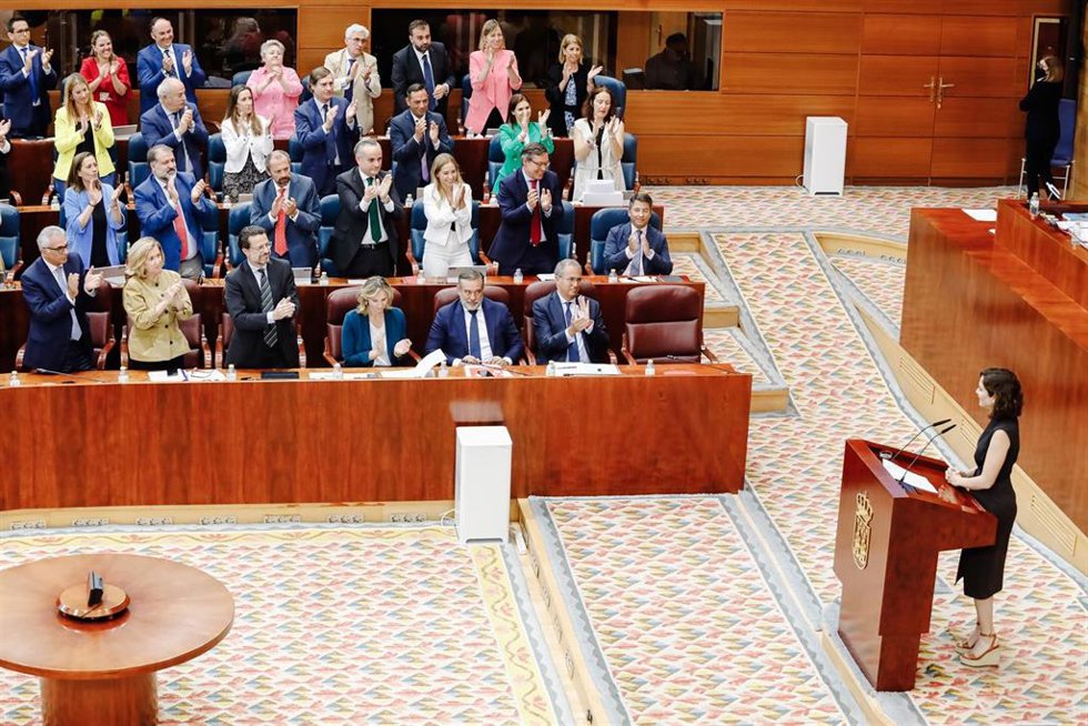 Archivo - La presidenta de la Comunidad de Madrid, Isabel Díaz Ayuso, es aplaudida por sus compañeros del Partido Popular durante su intervención en una sesión plenaria, en la Asamblea de Madrid, a 23 de junio de 2022, en Madrid (España).