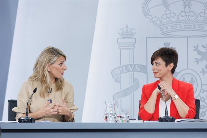 Archivo - La ministra de Política Territorial y portavoz del Gobierno, Isabel Rodríguez (d), y la vicepresidenta segunda, Yolanda Díaz (i), durante una rueda de prensa tras el Consejo de Ministros, a 11 de abril de 2023, en Madrid (España).