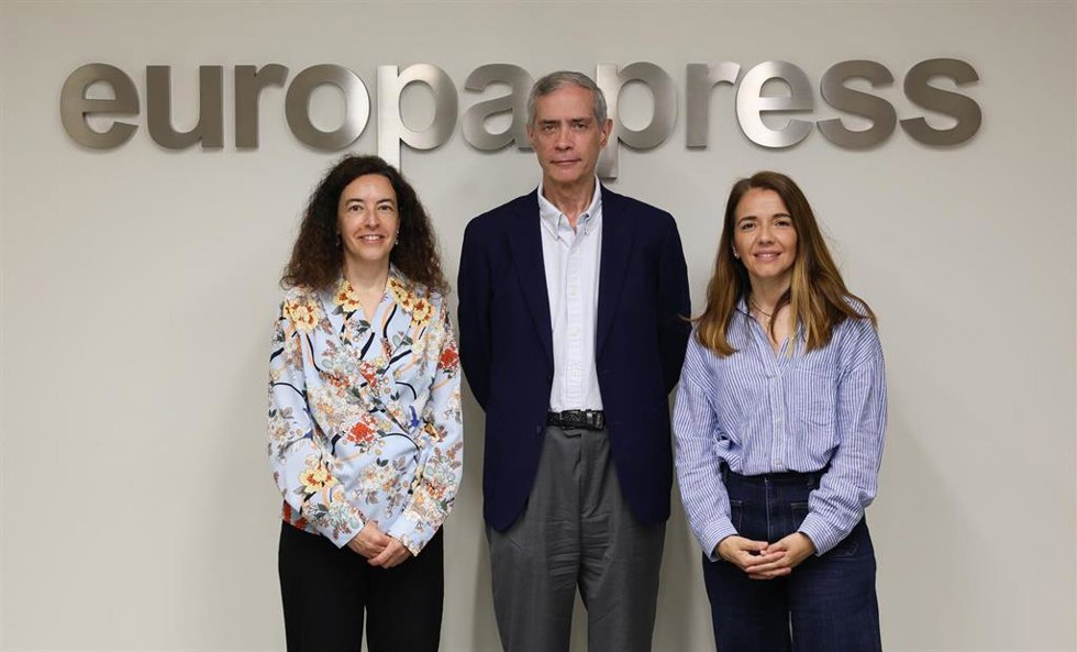 (I-D) La presidenta de APIA, María García de la Fuente; el director de Europa Press, Javier García Vila; y  la directora de Comunicación de Ecoembes, Nieves Rey; durante la firma de un convenio entre Europa Press, Ecoembes y APIA, en la sede de la agenc
