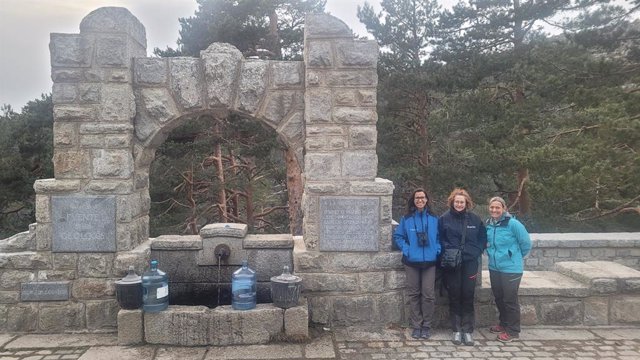 Tres geólogas en la Fuente de los Geólogos de Cerdecilla, Parque Nacional Sierra de Guadarrama.