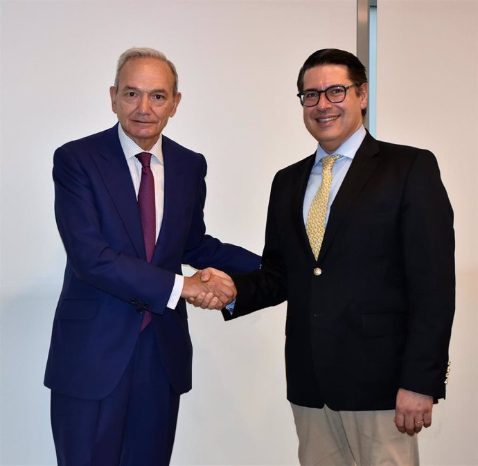 El presidente de Cajamar, Luis Rodríguez, y el vicepresidente del Banco Europeo de Inversiones, Ricardo Mourinho Félix.