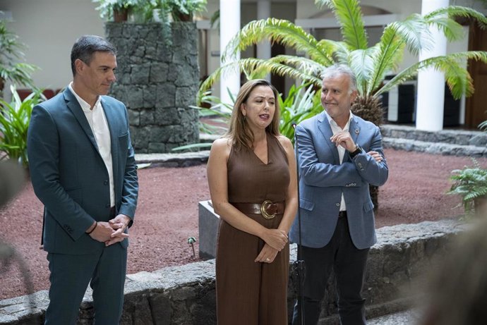 Archivo - La presidenta del Cabildo de Lanzarote, María Dolores Corujo, comparece ante los medios de comunicación en el cabildo de Lanzarote, a 8 de agosto de 2022, en Lanzarote, Islas Canarias (España). El presidente llegó este miércoles a Lanzarote pa