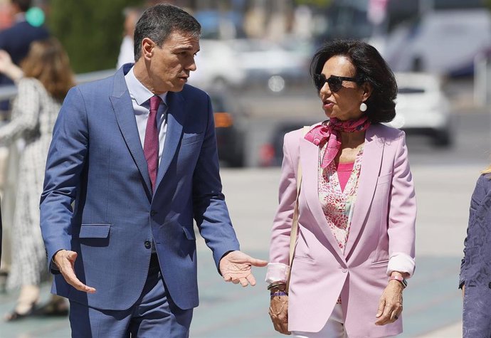 El presidente del Gobierno, Pedro Sánchez, y la presidenta del Banco Santander, Ana Botín, conversan a su llegada al V Encuentro Internacional de rectores Universia, en la Ciudad de las Artes y las Ciencias, a 9 de mayo de 2023, en Valencia, Comunidad V