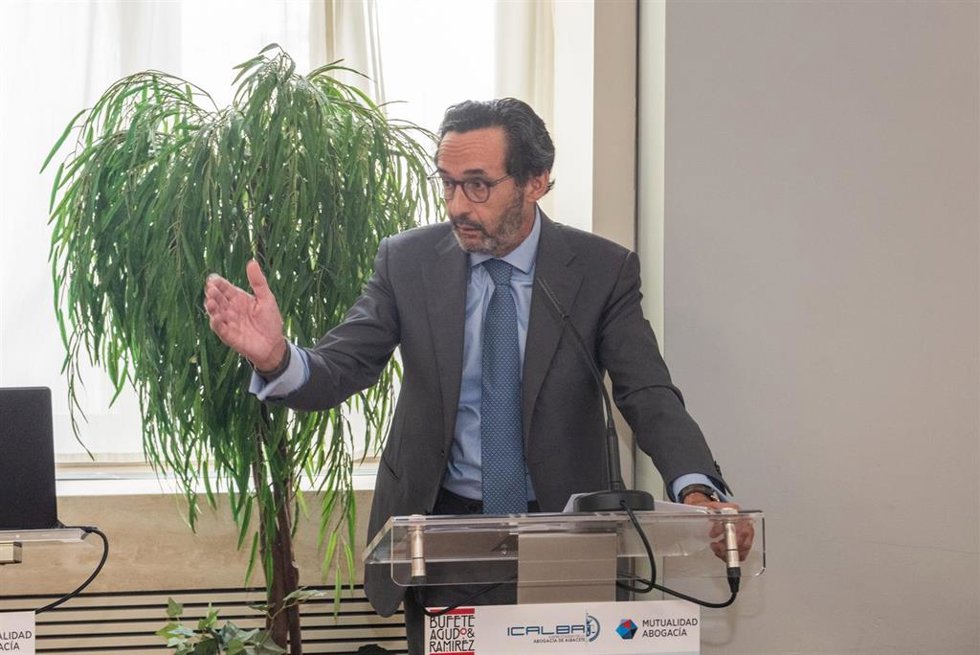 El presidente de la Mutualidad de la Abogacía, Enrique Sanz Fernández-Lomana, interviene durante un coloquio informativo organizado por el Ilustre Colegio de la Abogacía de Albacete, a 12 de mayo de 2023, en Albacete, Castilla-La Mancha (España).