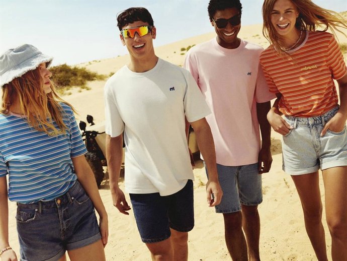 Lefties y Mistral viajan en el tiempo a los 90 y nos ofrecen los mejores outfits para este verano
