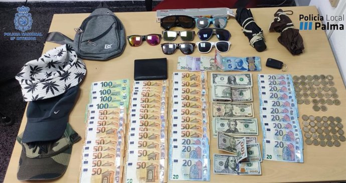 Dinero y efectos intervenidos en el coche de los arrestados.