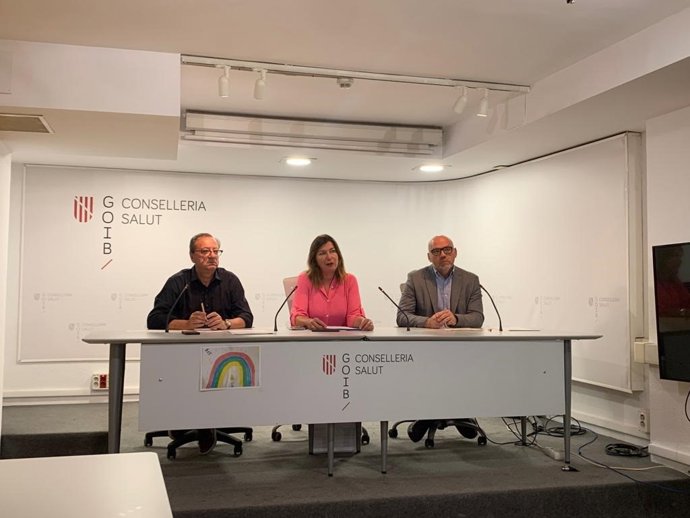 La consellera de Salud y Consumo en funciones, Patricia Gómez; el subdirector de Hospitales del Servicio de Salud, Paco Albertí, y el coordinador autonómico de Trasplantes, Miguel Agudo