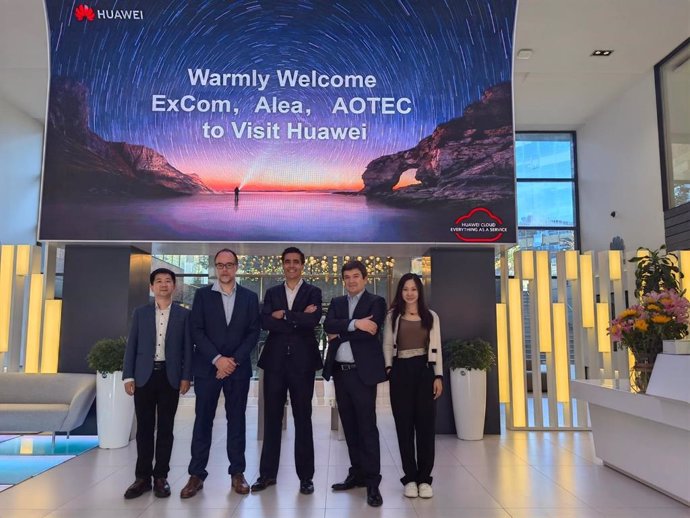 Archivo - Representantes de Aotec, Huawei y Alea Soluciones