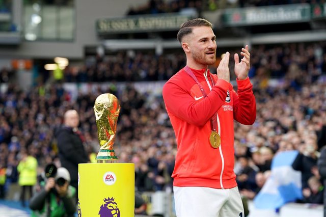 Archivo - 14 January 2023, United Kingdom, Brighton: Brighton and Hove Albion's Alexis Mac Allister is applauded by the fans before the the English Premier League soccer match between Brighton and Hove Albion and Liverpool at the American Express Communit