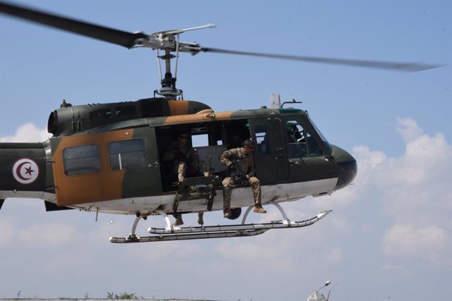 Archivo - Un helicóptero militar de Túnez