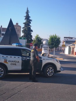 Un agente de la Guardia Civil en Moriles.
