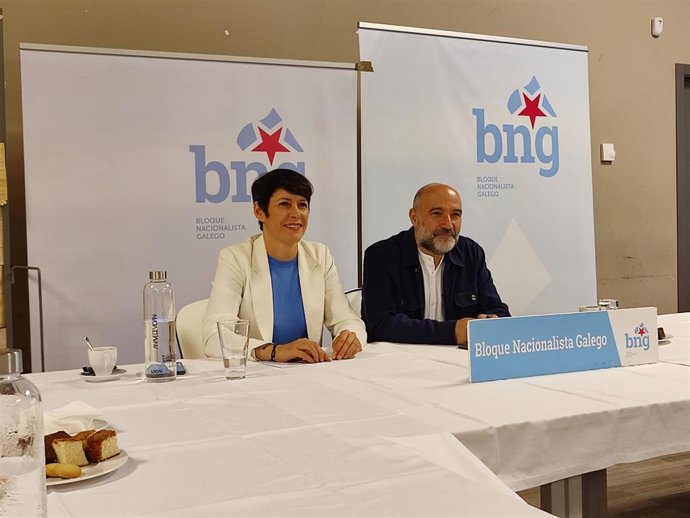 La portavoz nacional del BNG, Ana Pontón, y el que fuera diputado en el Congreso en la última legislatura, Néstor Rego, en un desayuno informativo