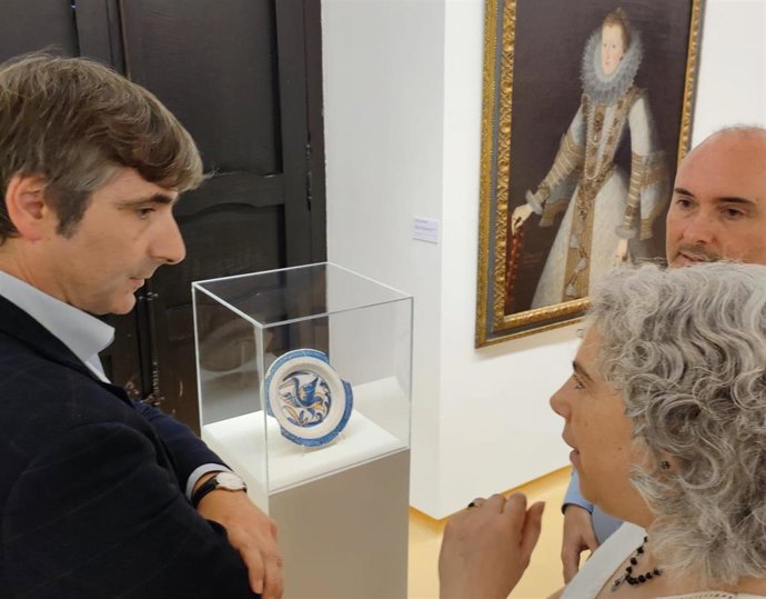 Alfonso Palacio, María Antonia Pedregal y Pablo León Gasalla en la presentación de la cesión en depósito de una cerámica talaverana del Museo Arqueológico al Museo de Bellas Artes de Asturias