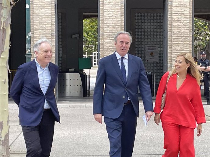 El candidato del PP a la Presidencia del Gobierno de Aragón, Jorge Azcón, (en el centro), tras la reunión con Javier Lambán