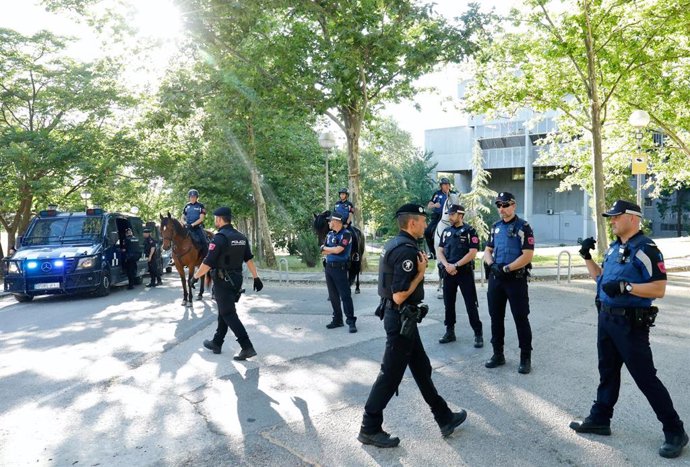 Archivo - Varios policías controlan la multitud de estudiantes tras finalizar las pruebas de la EvAU