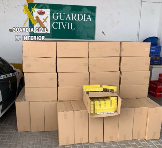 Cajas de tabaco sin precinto fiscal localizadas por la Guardia Civil en un control de tráfico en el término de Écija, en Sevilla.