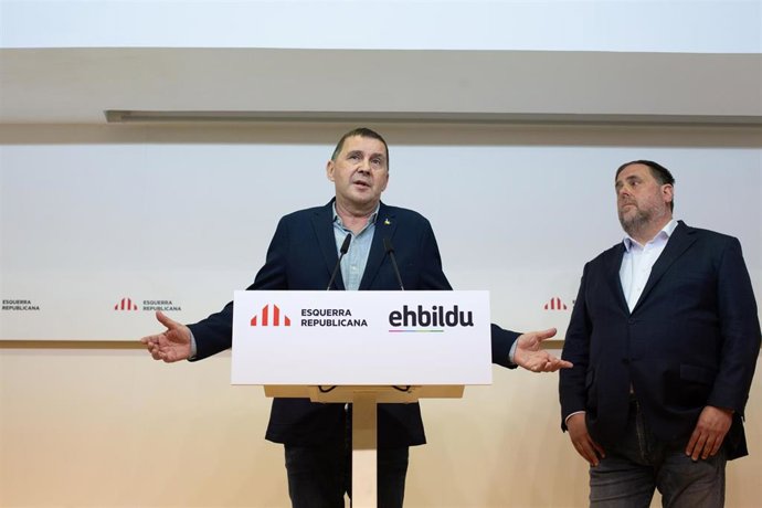 Archivo - (I-D) El coordinador general de EH Bildu, Arnaldo Otegi, y el líder de ERC, Oriol Junqueras, intervienen en una rueda de prensa tras reunirse en la sede de Esquerra Republicana de Catalunya, a 25 de febrero de 2022, en Barcelona, Catalunya (Es