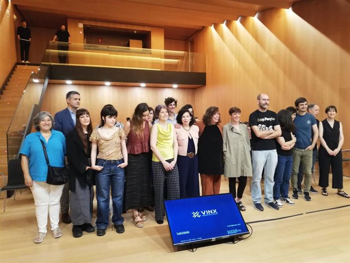 La consejera Rebeca Esnaola con las directoras artísticas y representantes de las obras que se representarán el Festival de Teatro de Olite 2023.