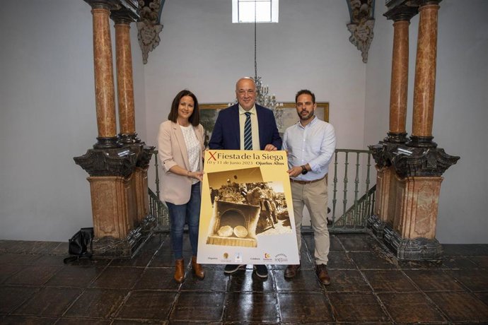 El presidente en funciones de la Diputación de Córdoba, Antonio Ruiz (centro), en la presentación de la Fiesta de la Siega de la aldea mellariense de Ojuelos Altos.