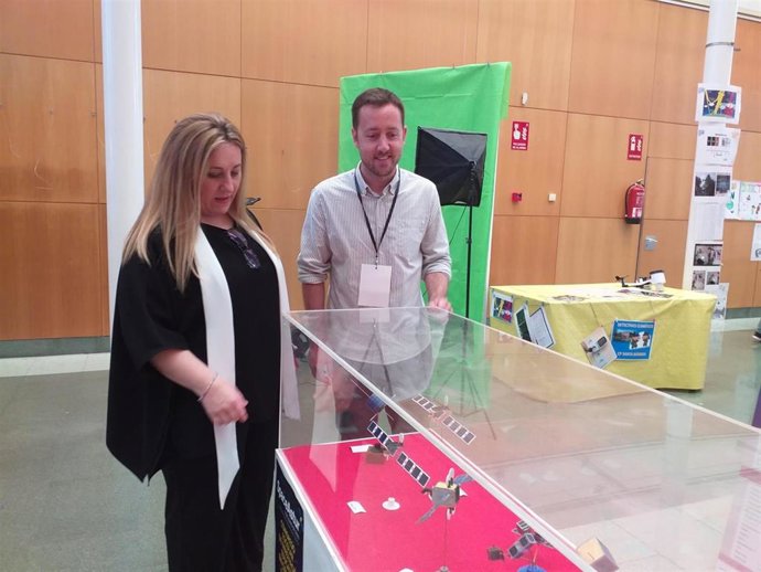 La consejera de Educación del Principado de Asturias, Lydia Espina, junto a Pelayo Melón, gerente de Extraescolaria, visita la exposición del Congreso Escolar de Innovación Educativa en Ciencias del Espacio, celebrado en el CMI Gijón Sur.
