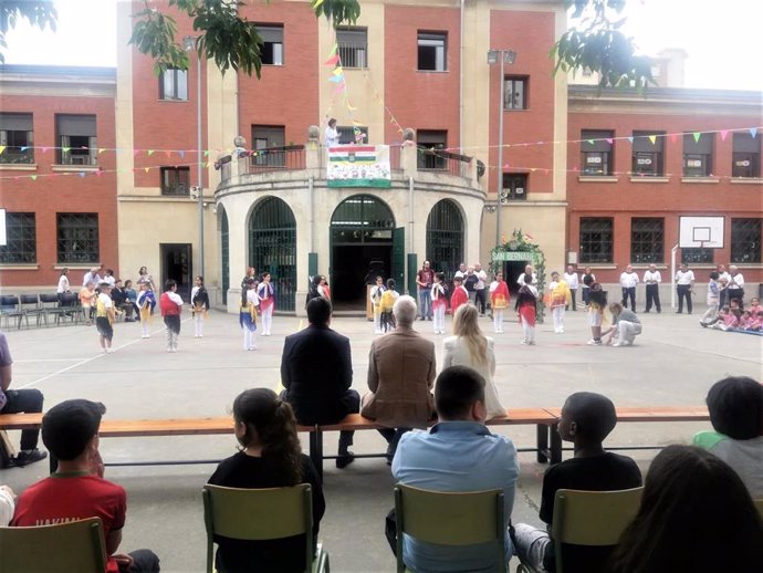 Los alumnos del Vuelo Madrid-Manila han escenificado San Bernabé, en presencia de Hermoso de Mendoza, Nalda y Cruz
