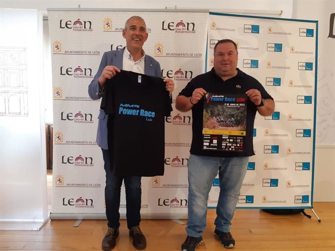 El concejal de Deportes, Vicente Canuria, y el organizador de la prueba, Óscar Martínez, tras la presentación.