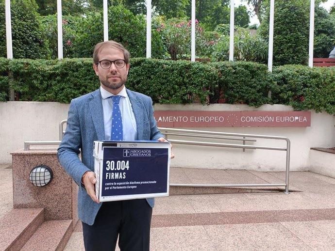 El portavoz de Abogados Cristianos, Norberto Rodríguez, antes de entregar las firmas ante la sede del Parlamento Europeo en Madrid.