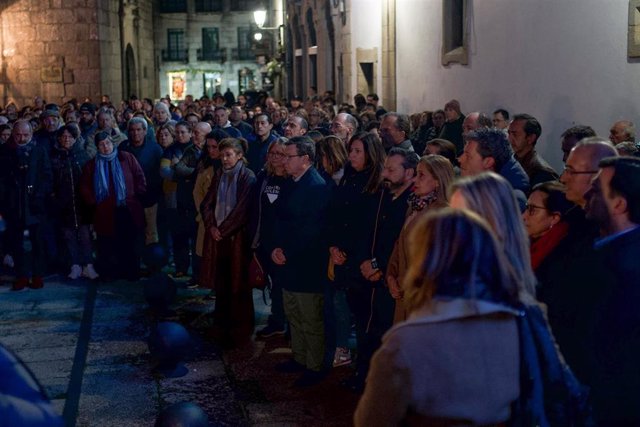 Archivo - Decenas de personas guardan un minuto de silencio en Baiona por el asesinato de una mujer