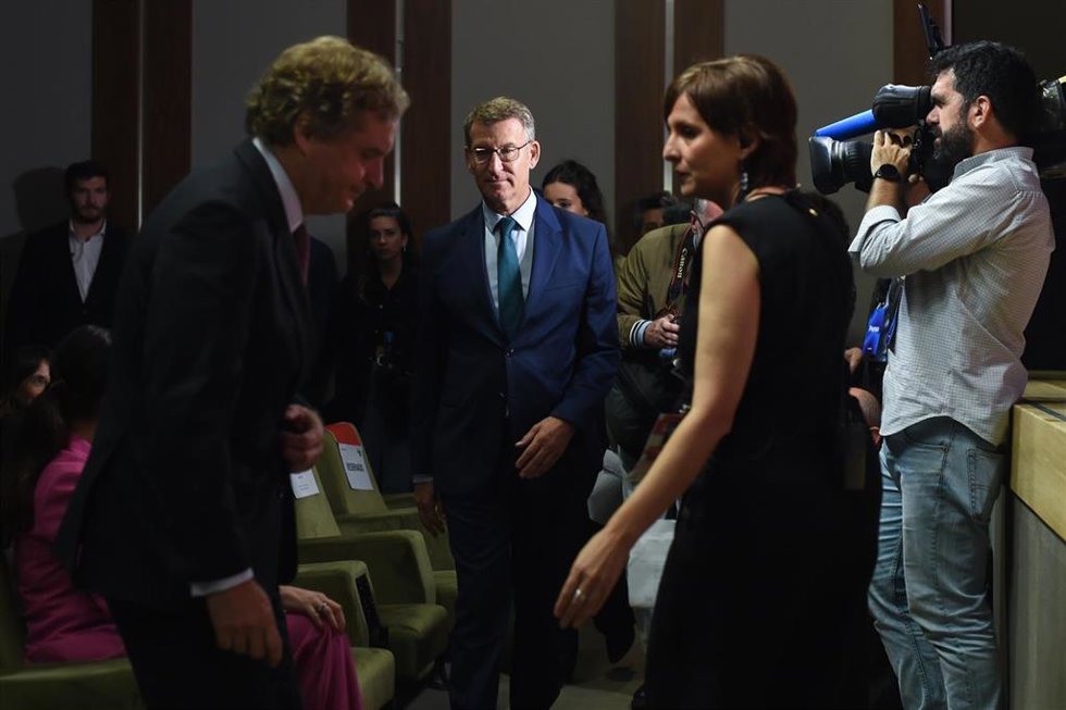 El líder del PP, Alberto Núñez Feijóo (c), a su llegada a la segunda jornada de la quinta edición de Santander WomenNOW, en el Auditorio El Beatriz de Madrid, a 8 de junio de 2023, en Madrid (España). Organizado por Vocento y bajo el título Líderes par